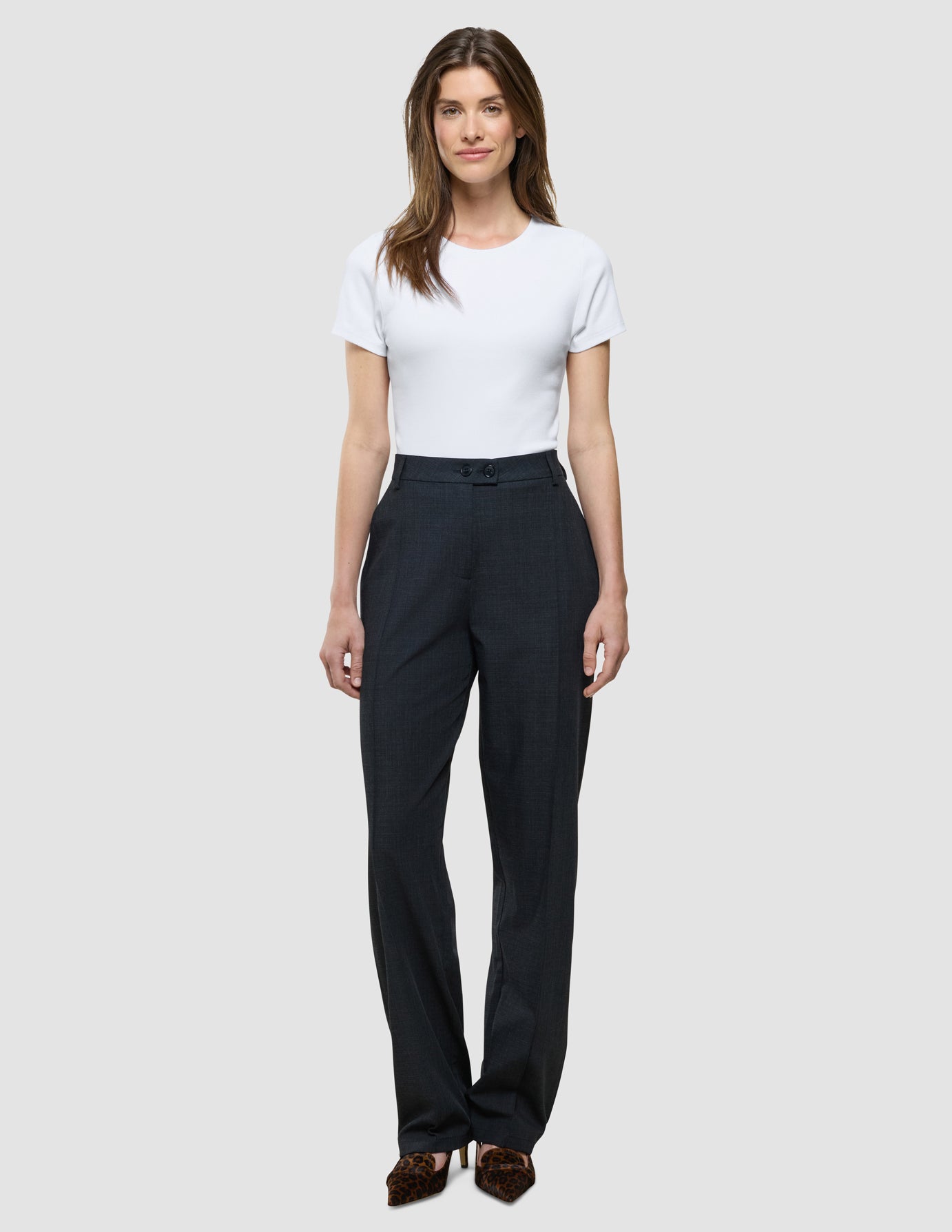 Nara Pants Straight i Grey Flint, helfigur med kvinde i hvid t-shirt.